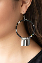 Load image into Gallery viewer, Garden Chimes - Black Earring
